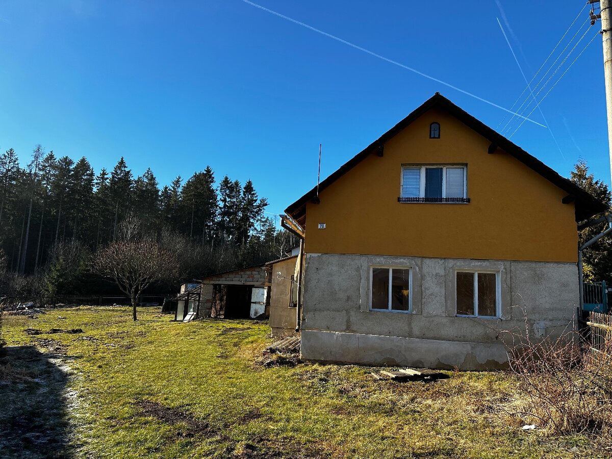 Prodej domu k rekonstrukci s velkým pozemkem u lesa Žežice