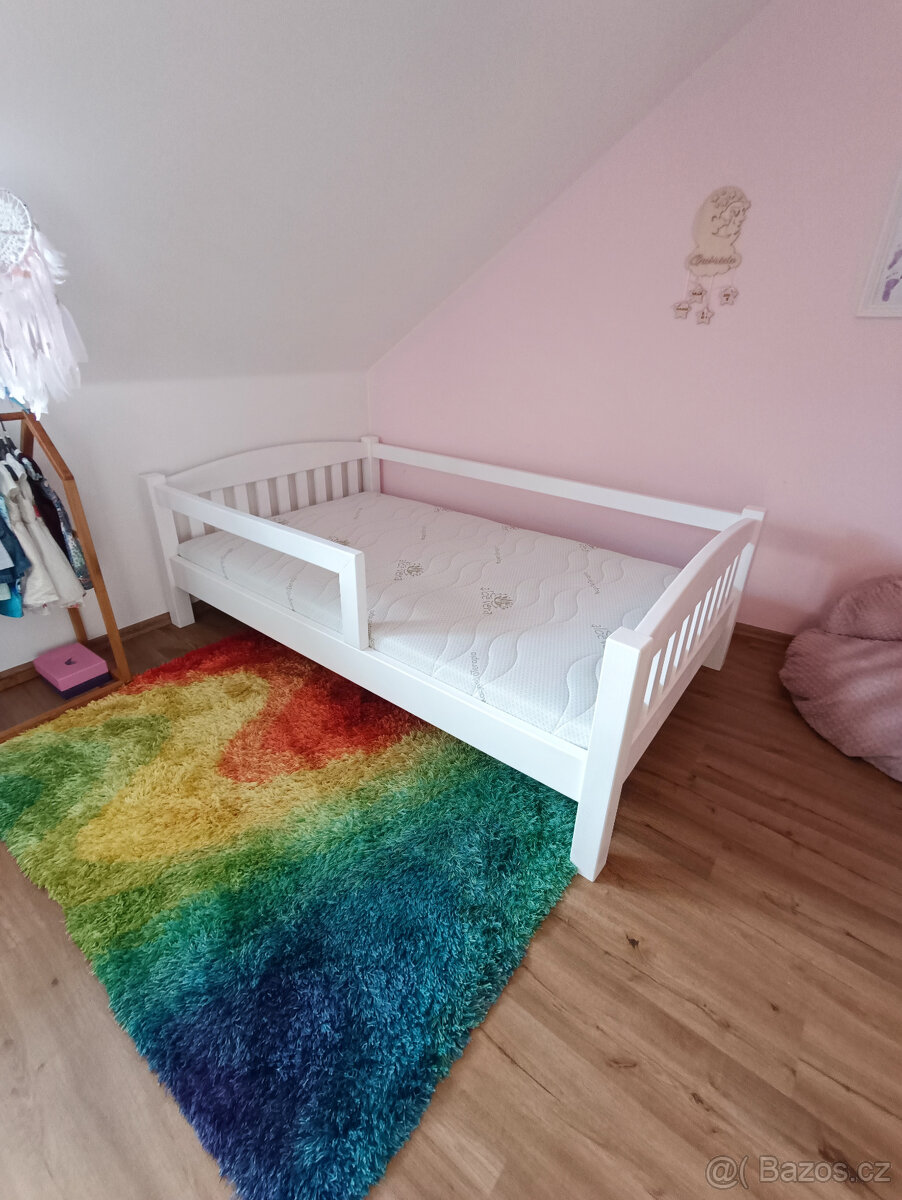 Dětská postel z masivu s odnímatelnými zábranami