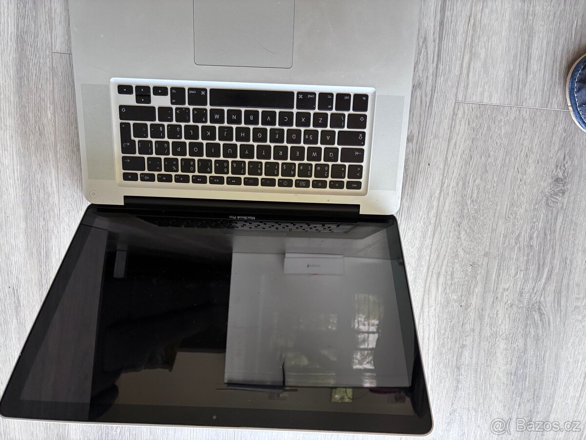 MacBook na díly Apple