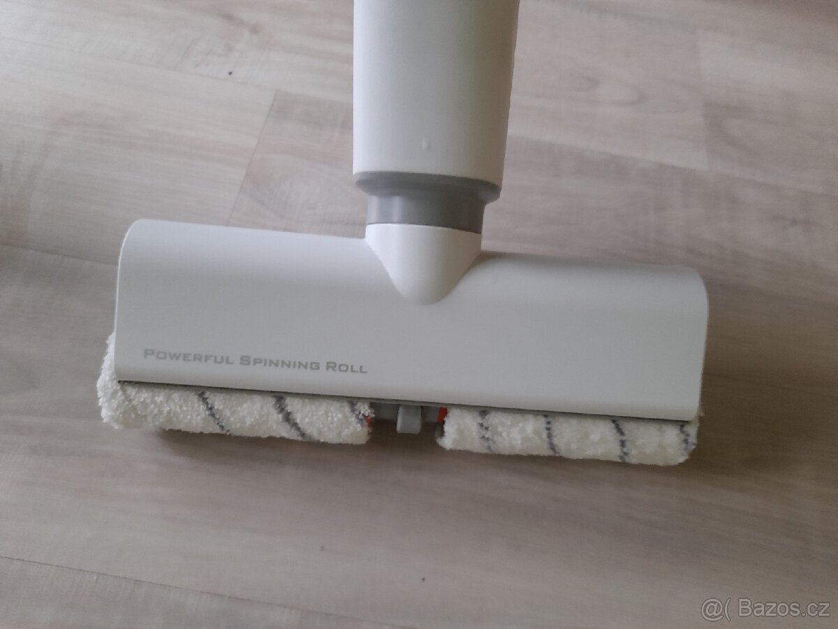 Prodam podlahovy cistic aku s rotacnimi valecky