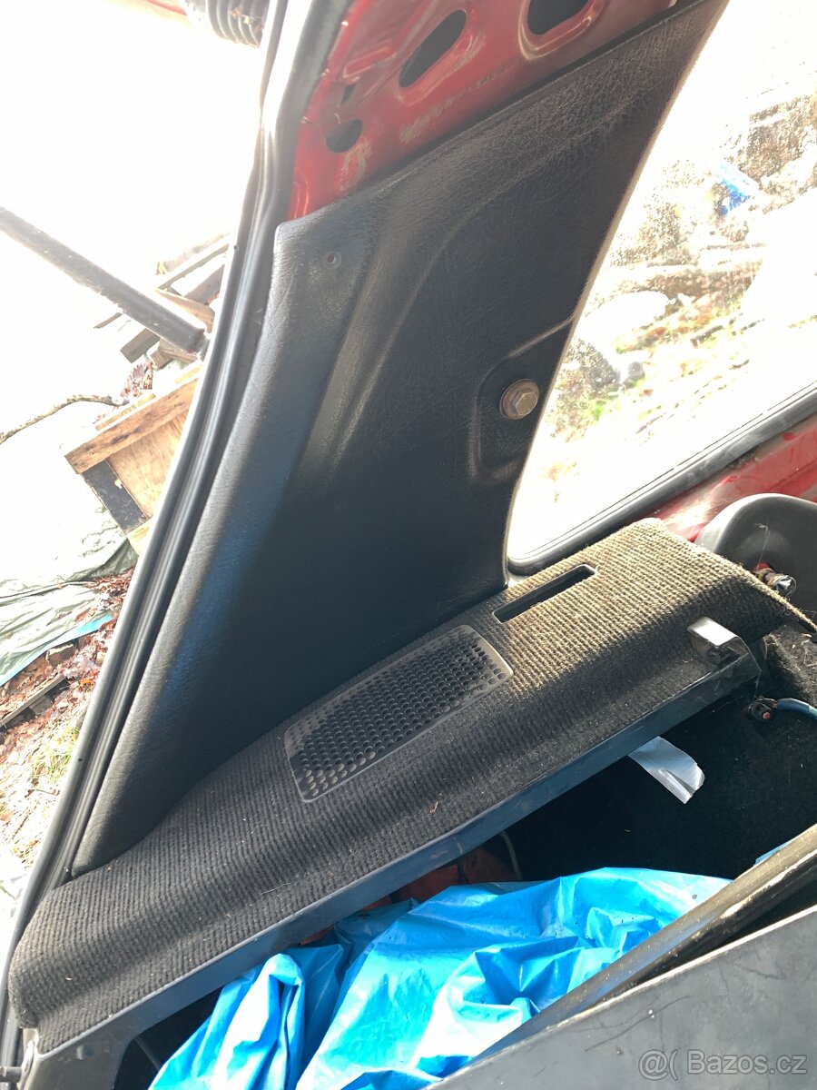 Golf Mk2 - B, C Sloupky černé. Parapety černé s kobercem