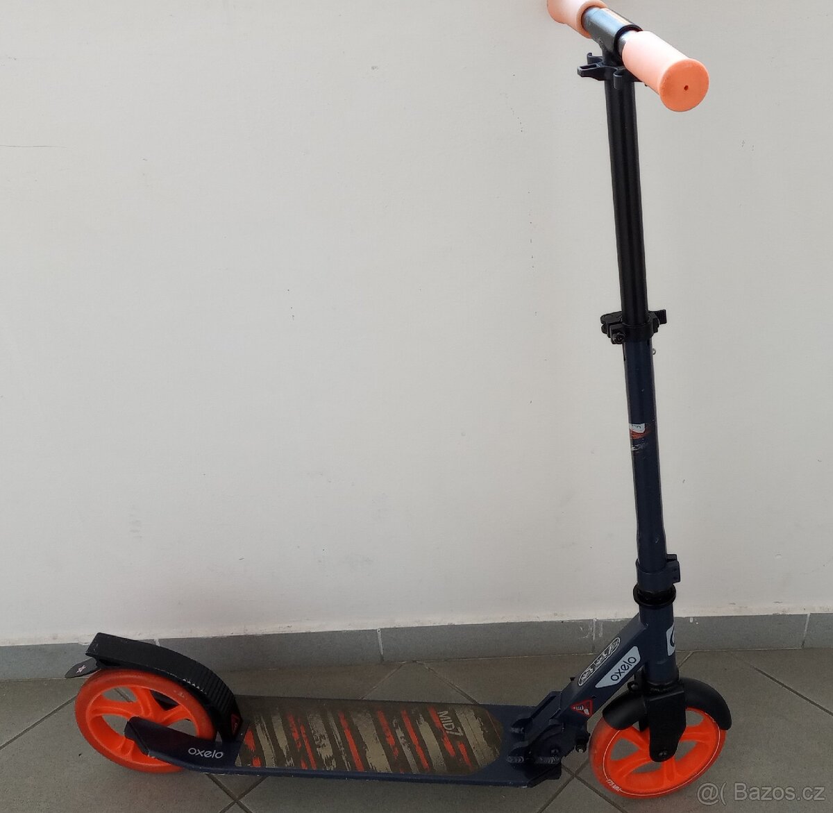 Koloběžka Oxelo.