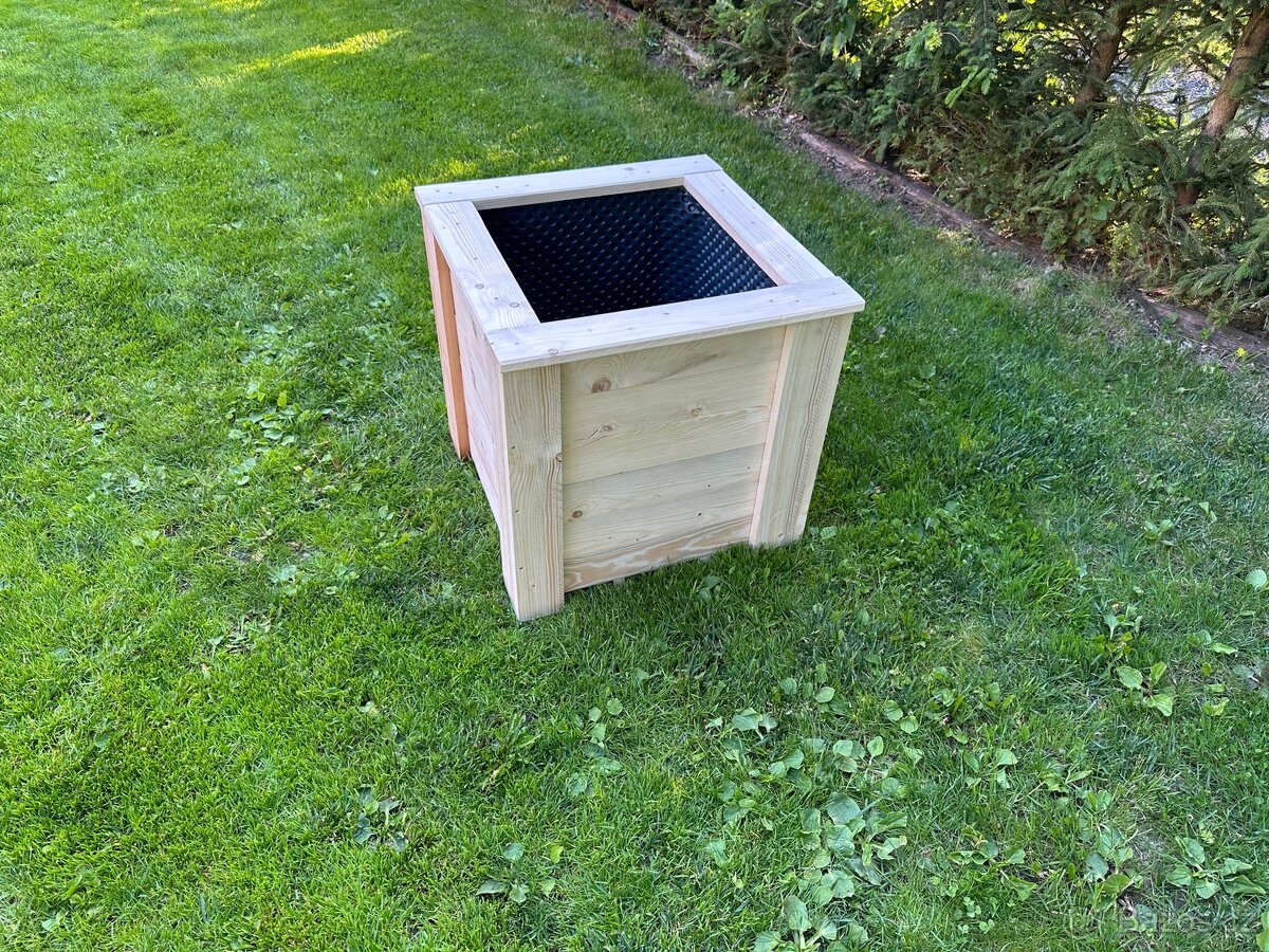 Vyvýšený truhlík, květináč