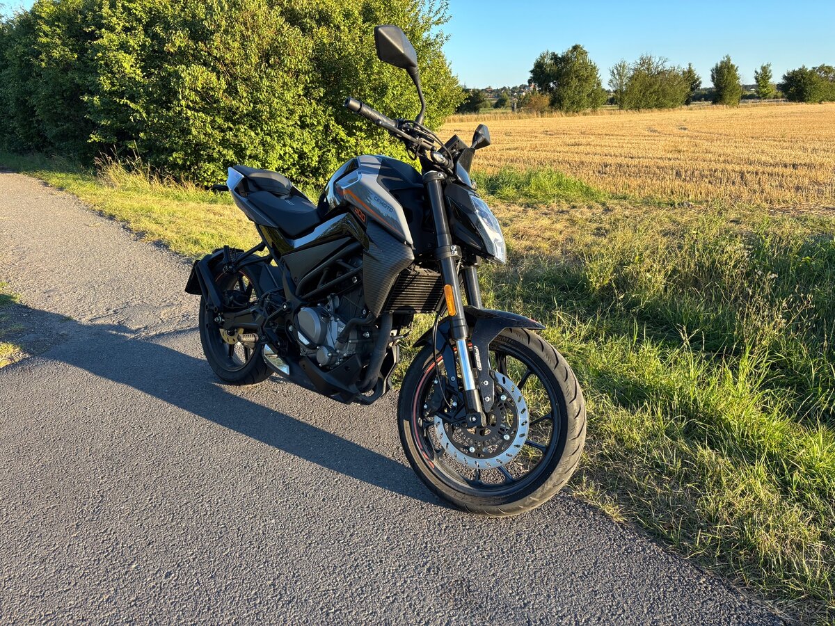 🏍️ CFMOTO 300 NK – 4 500 km, perfektní stav