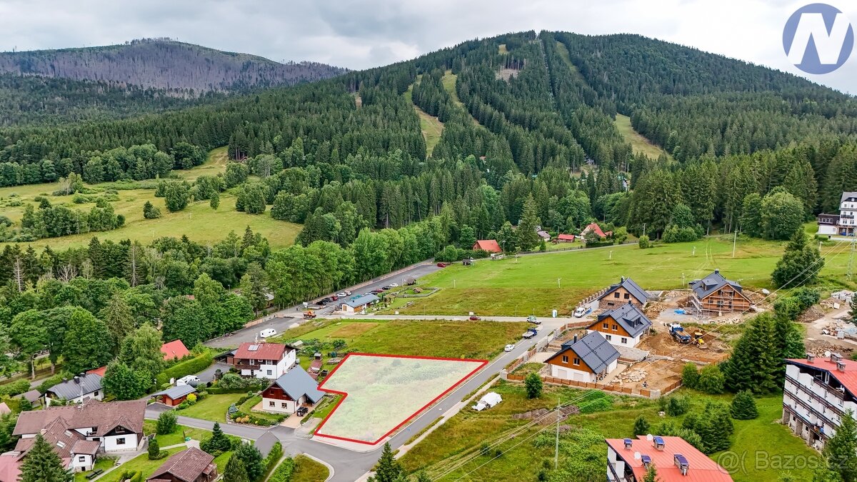 Stavební pozemek 1.438 m2 pod sjezdovkou na šumavském Špičák