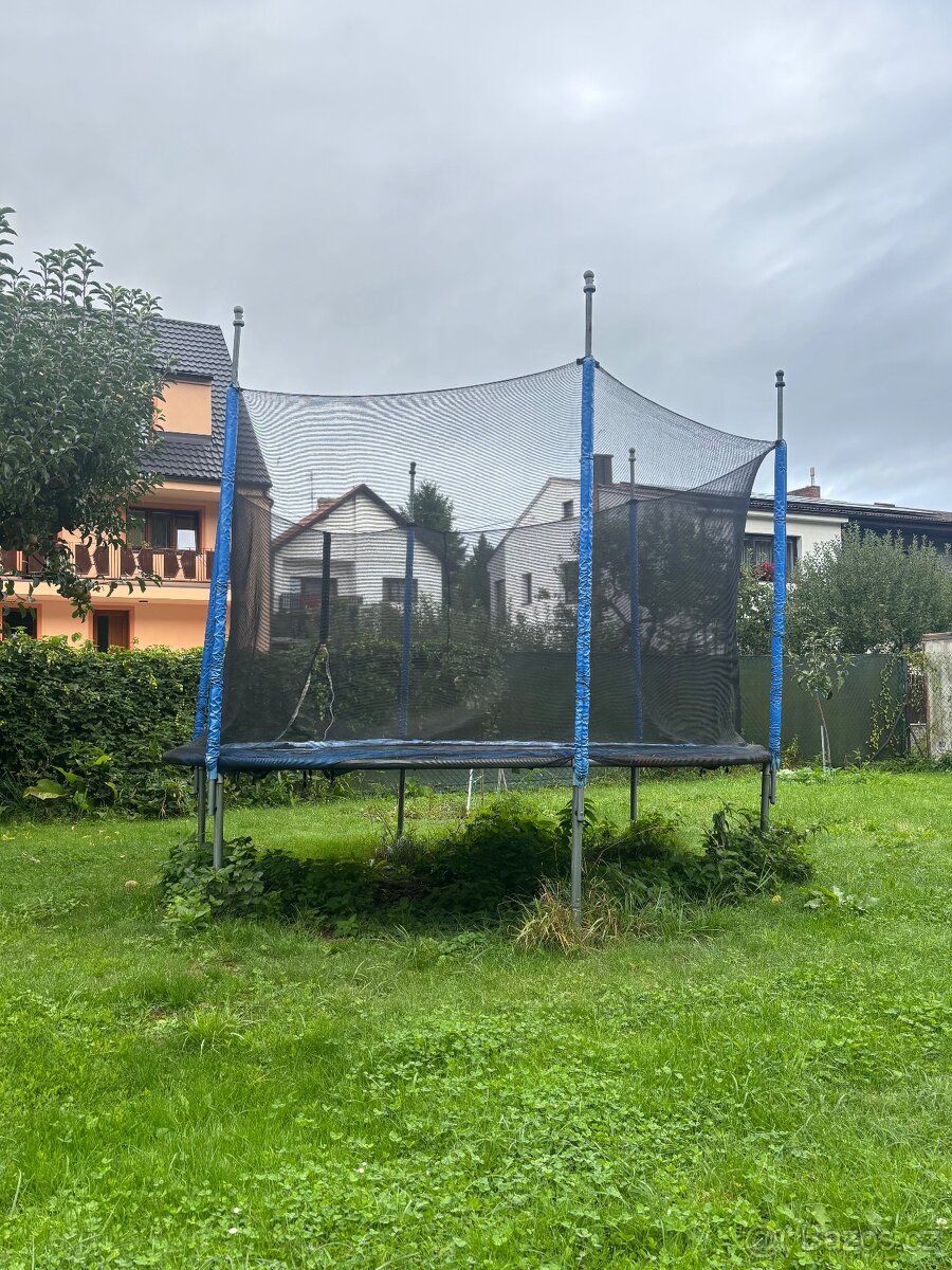 Trampolína s ochrannou sítí