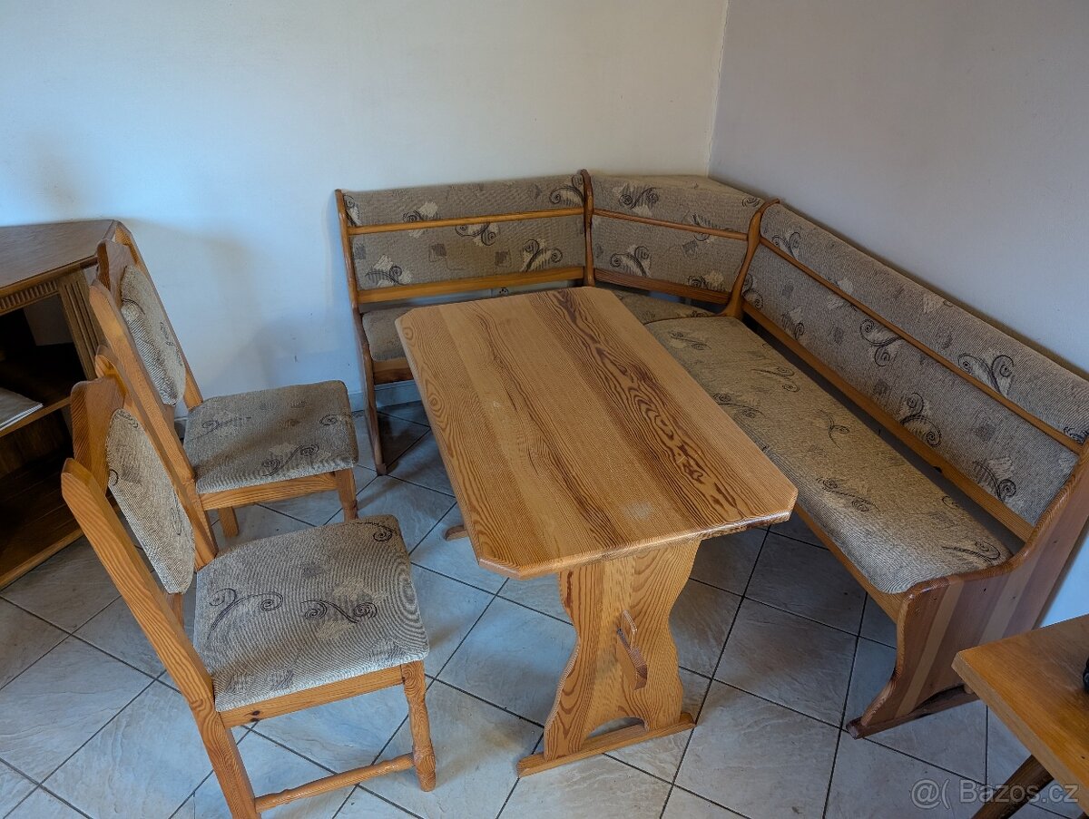 Rohový jídelní kout z masivu