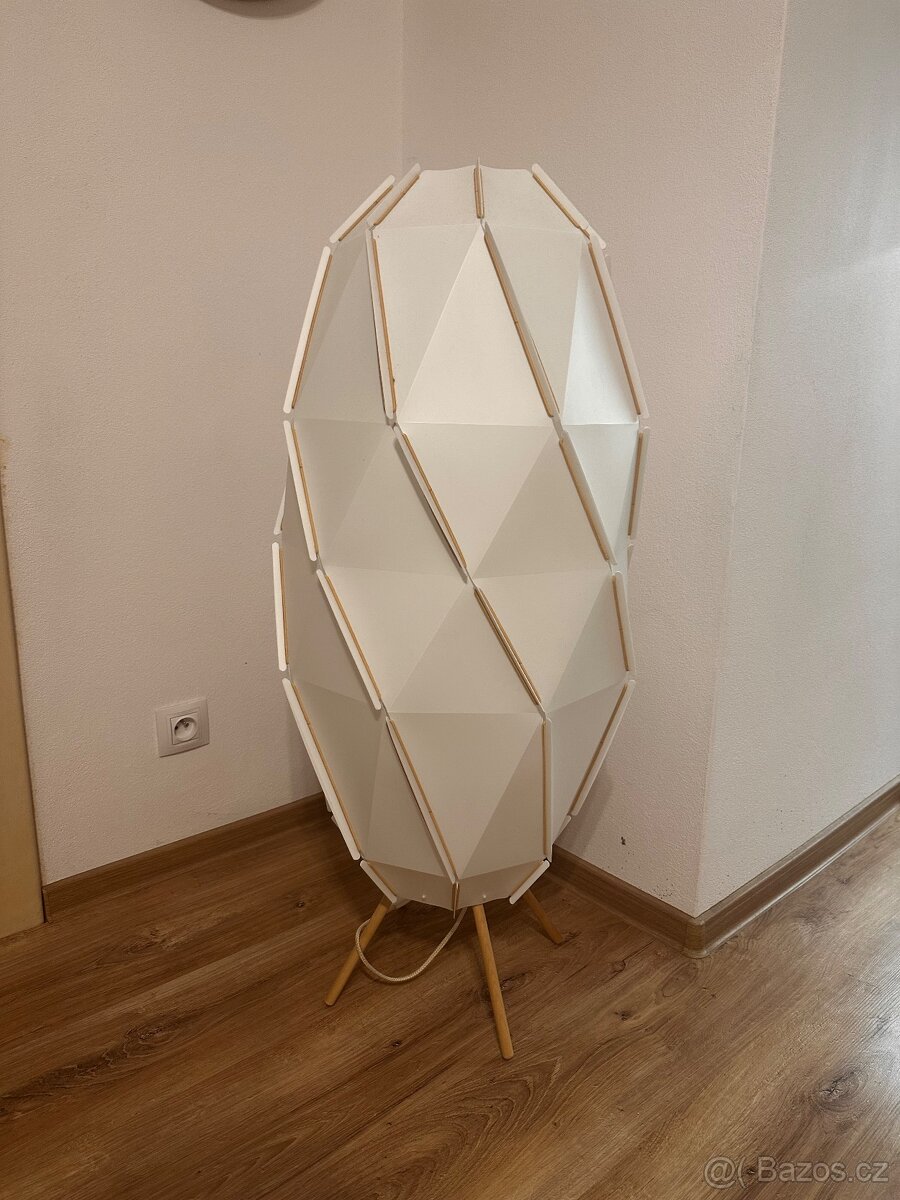 Velka stojací stylová lampa