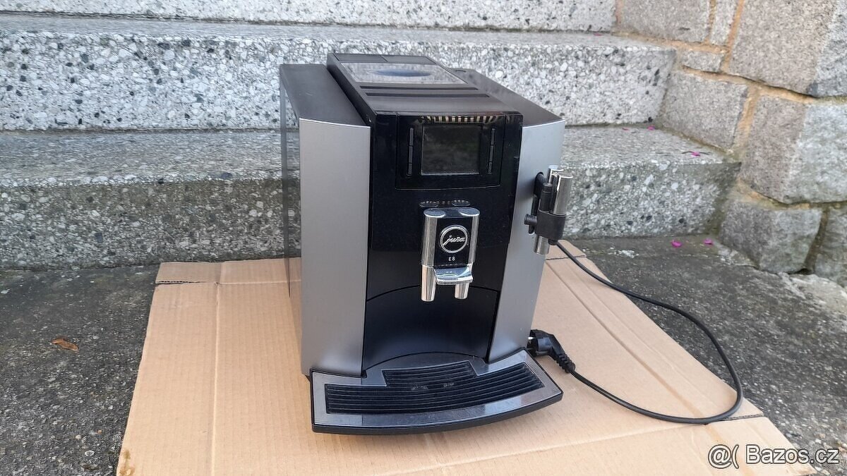 Kávovar espressovač Jura E8