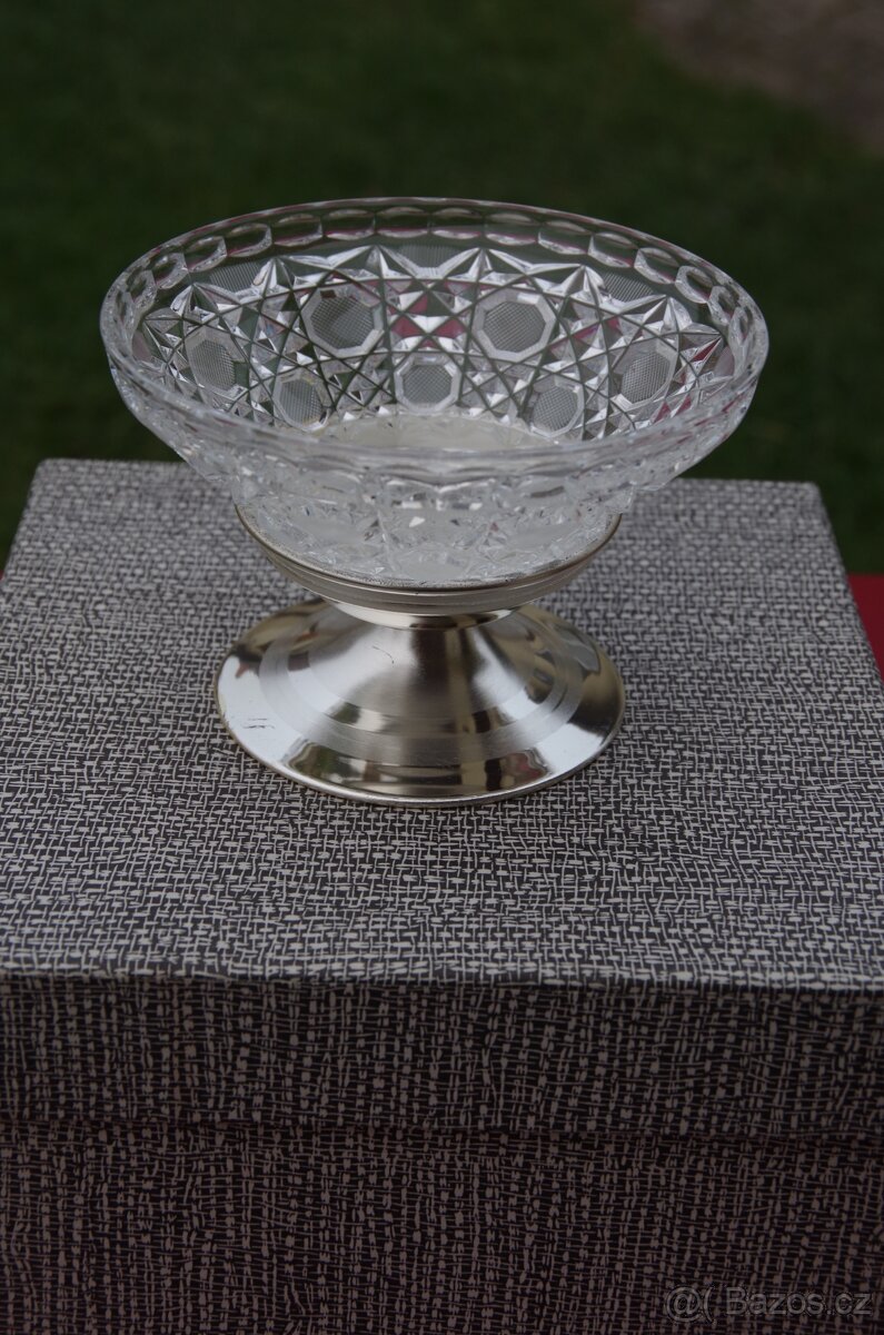 Miska na kovovém stojánu