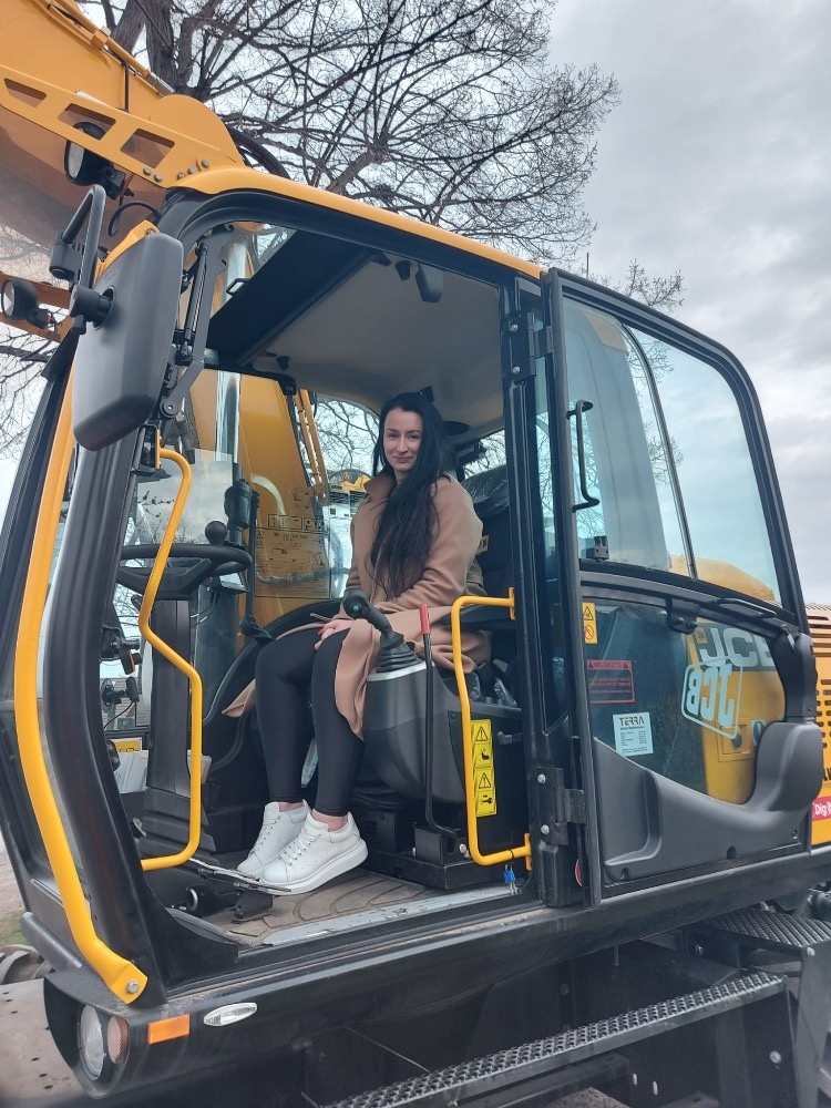 Hledáme šikovné strojníky – bagristy