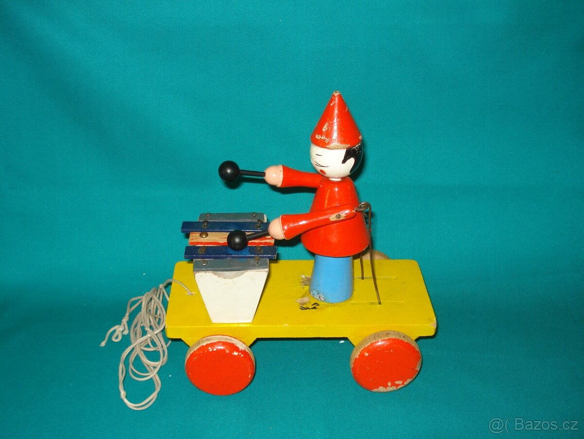 Stará dřevěná tahací hračka, hraje na xylofon