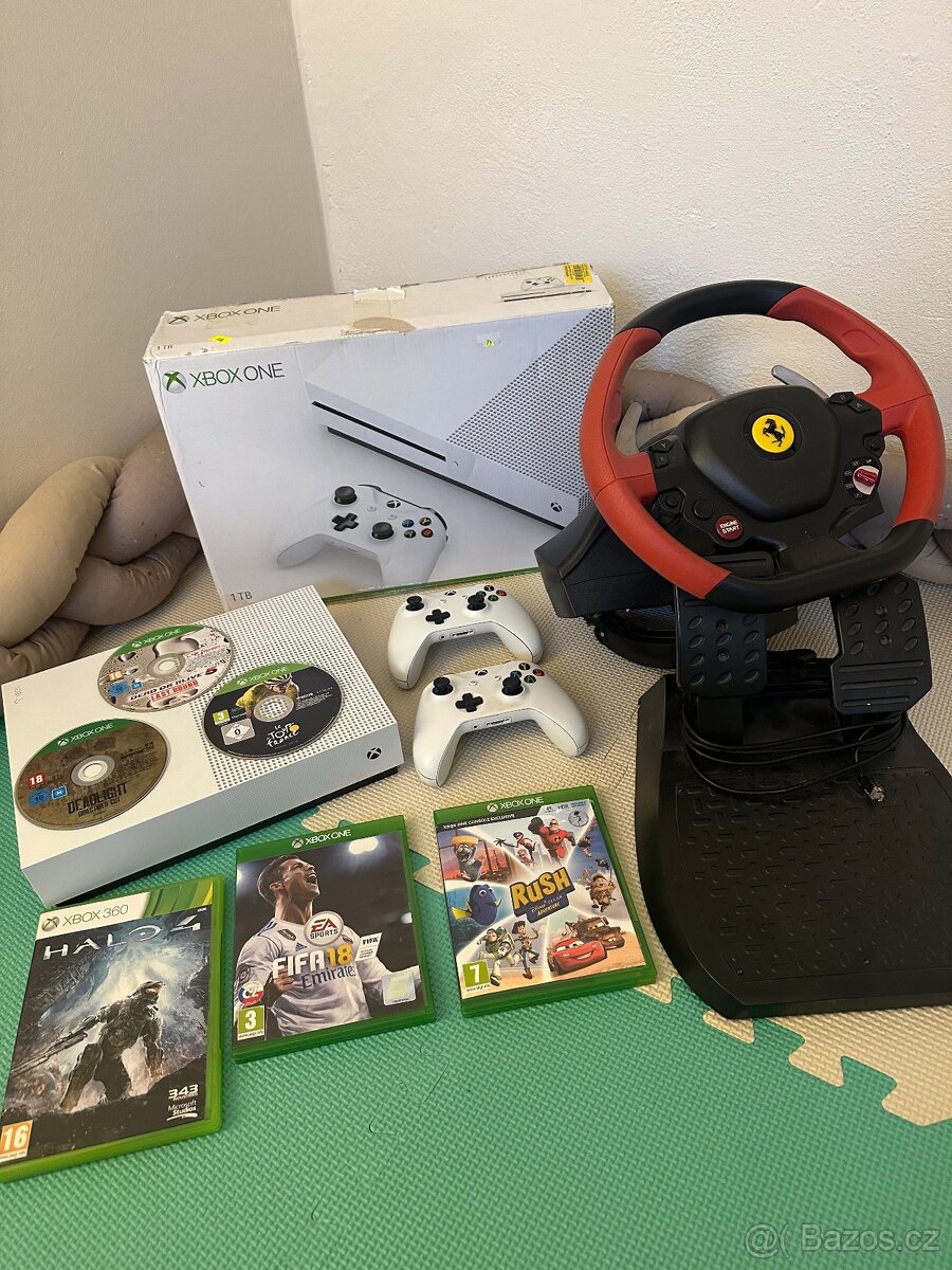 Xbox one 1tb + volant, pedály + 6 her