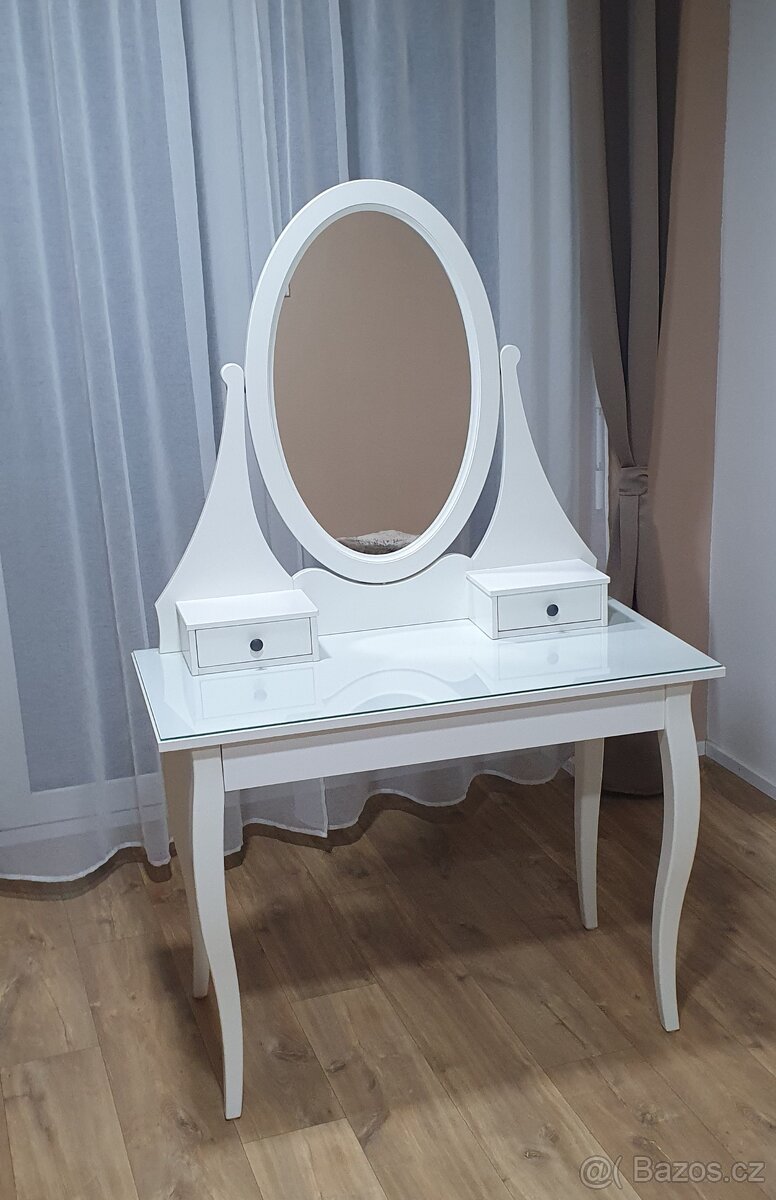 Toaletní stolek se stoličkou
