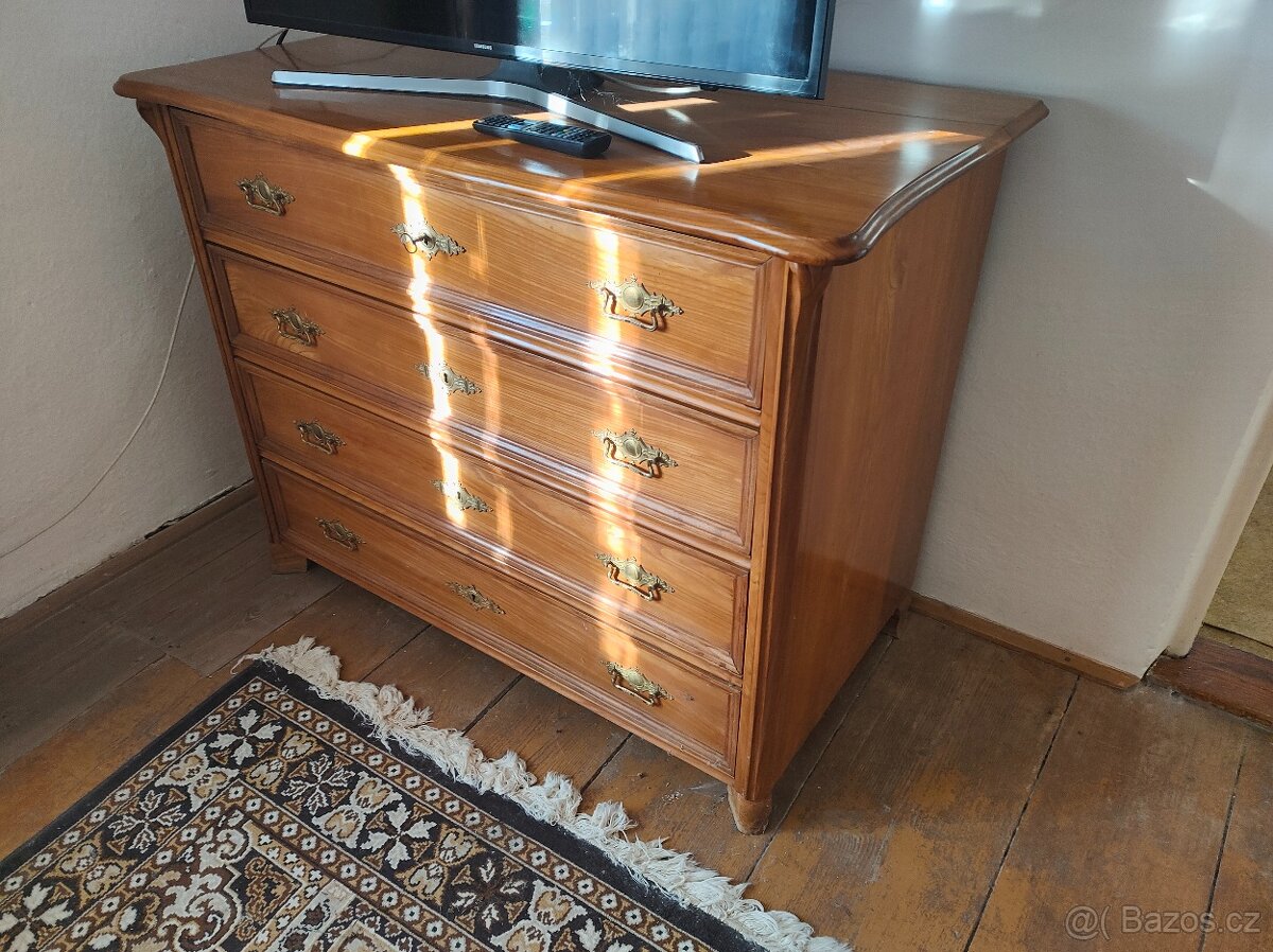 Masivní dřevěná komoda