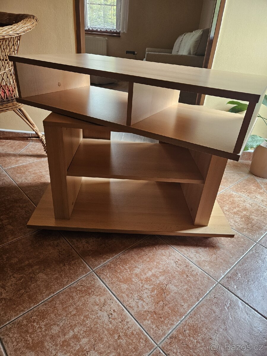 Stolek pod televizi