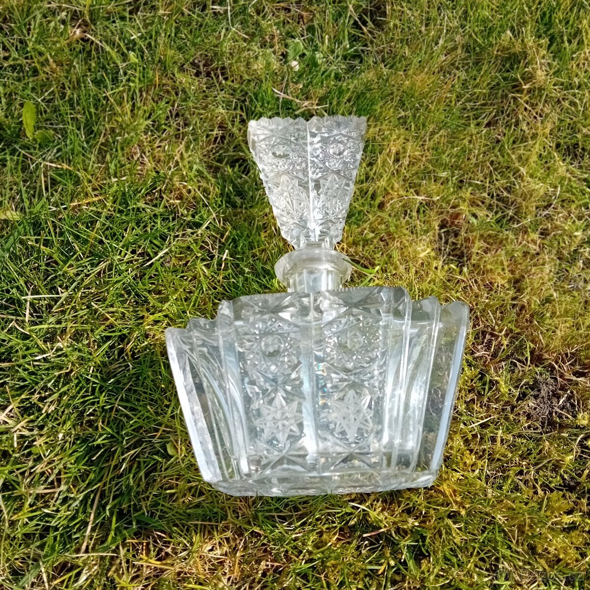 Broušená karafa.