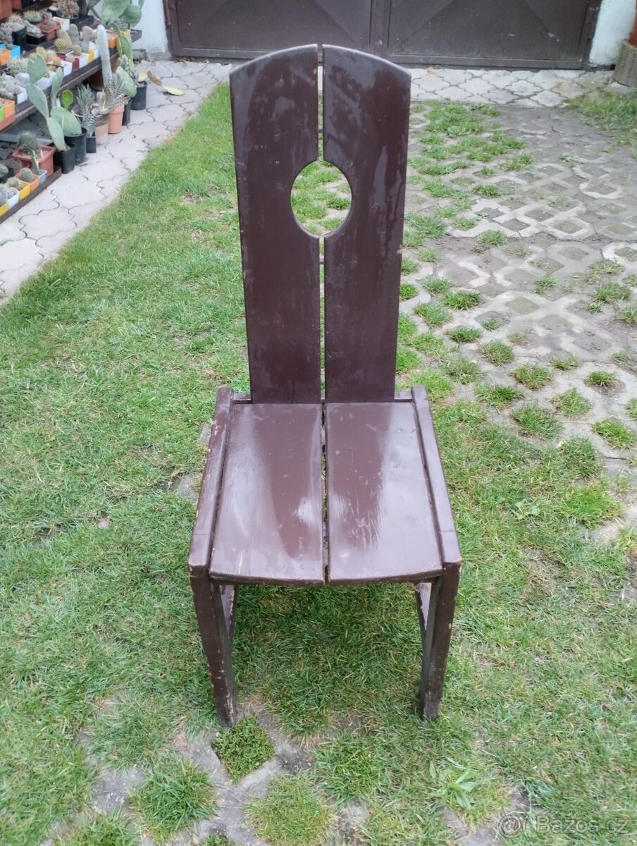 Starší dřevěné židle