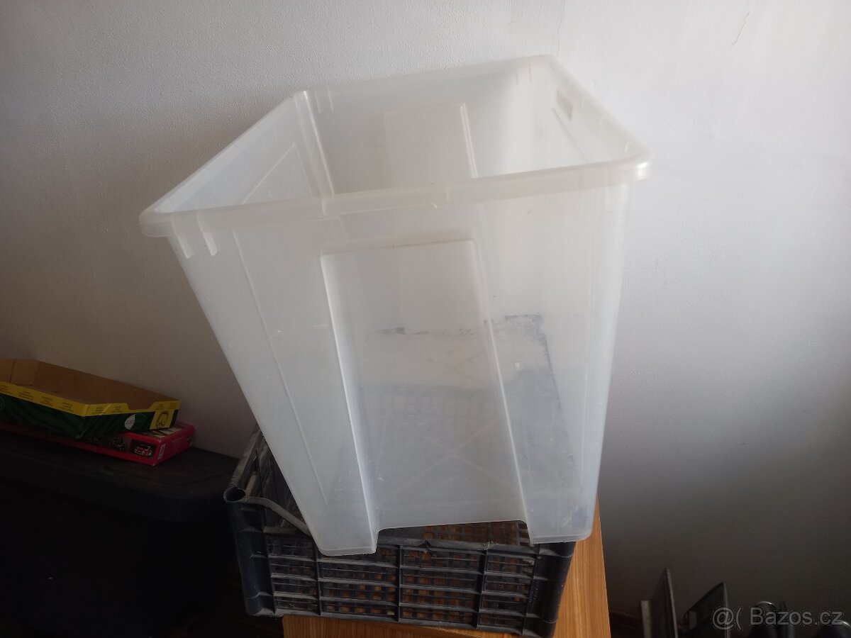 Prodám levně tyto plastikové bedny