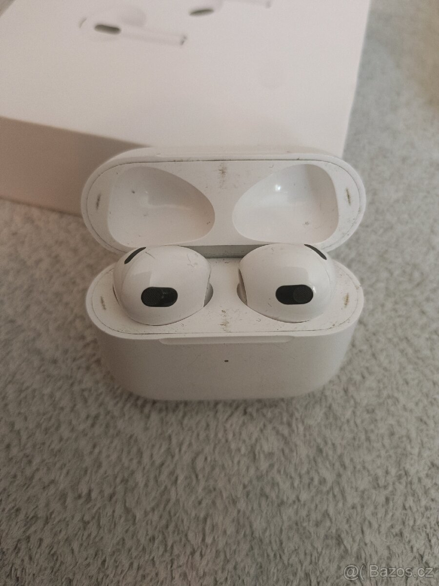 Apple AirPods (3. generace) s MagSafe nabíjecím