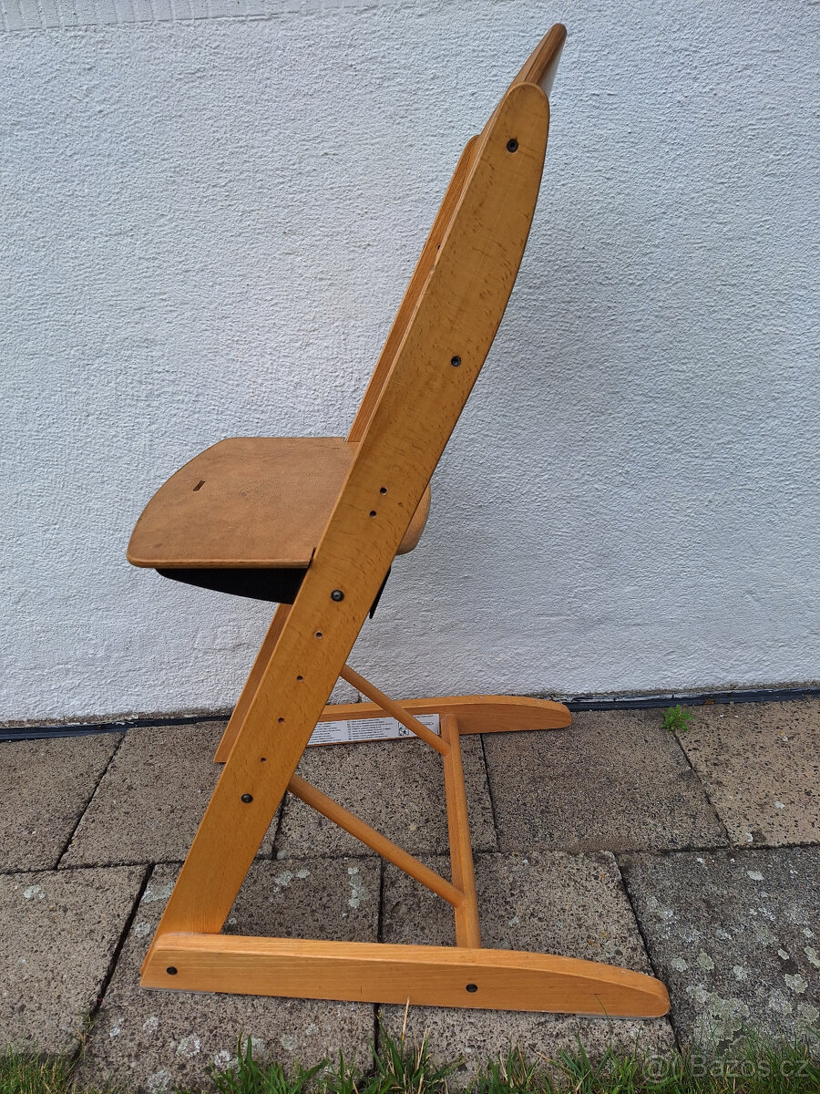 Jídelní židlička a postýlka