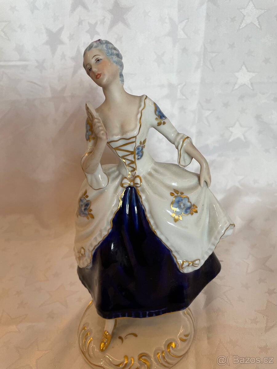 Porcelánová soška dámy v rokokovém stylu