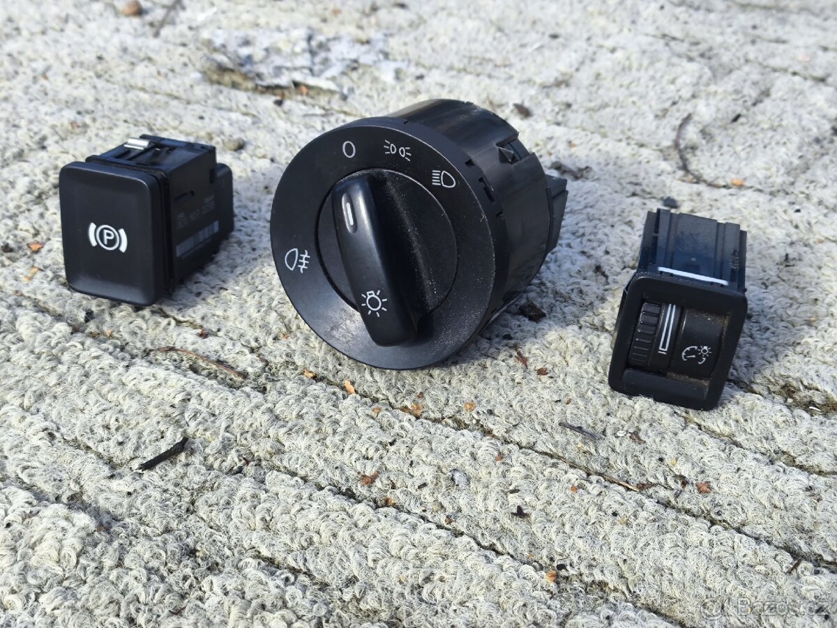 Parkovací brzda, vypínač světel, sklon světel