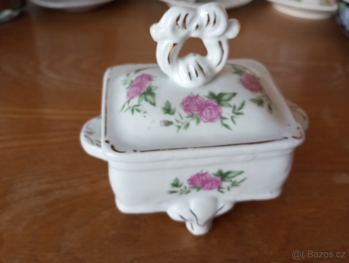 porcelánové miska s víčkem