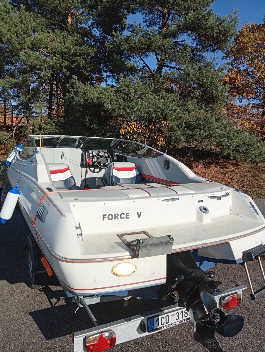 Motorový člun, kajutová loď