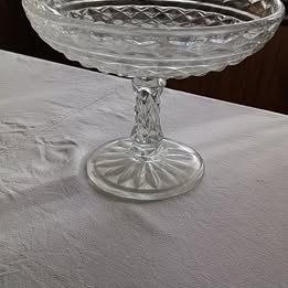 Skleněná etažérka / mísa na noze – broušený vzor