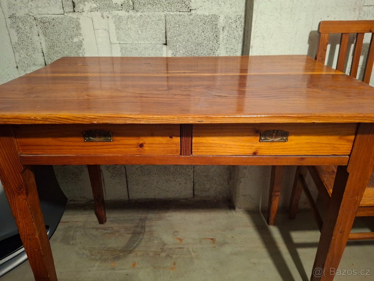 dřevěný jídelní stůl + 4 dřevěné židle
