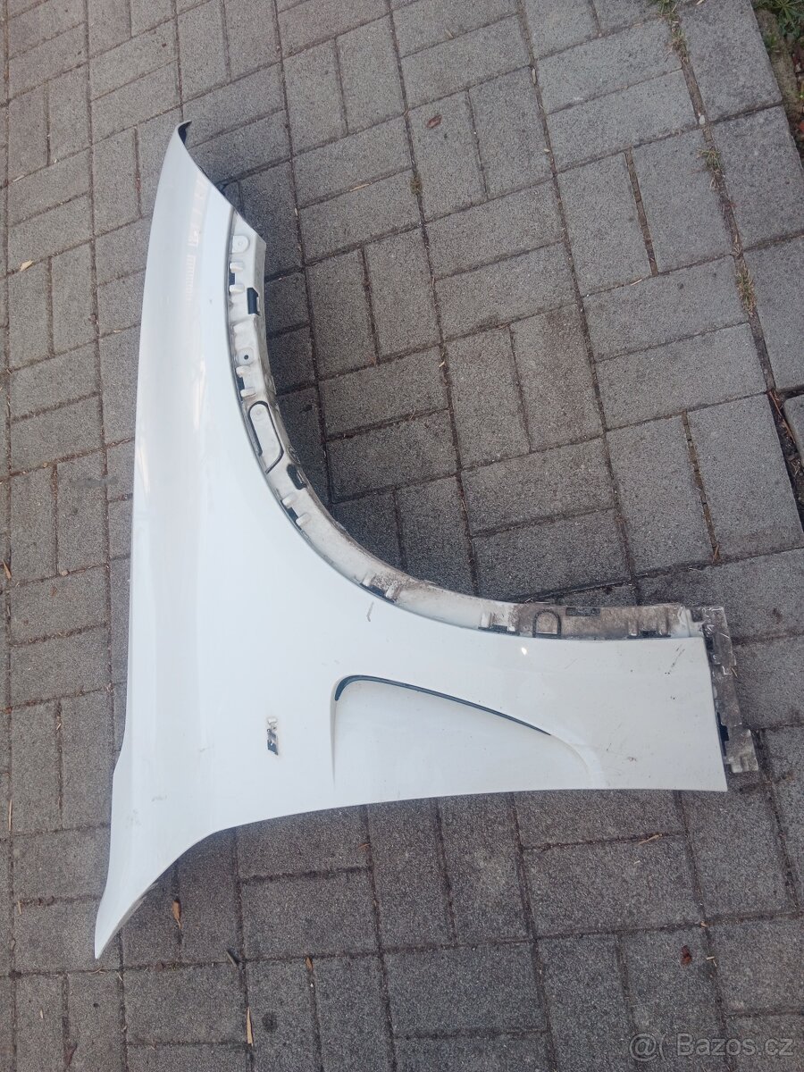 BMW X5 pravý přední blatník