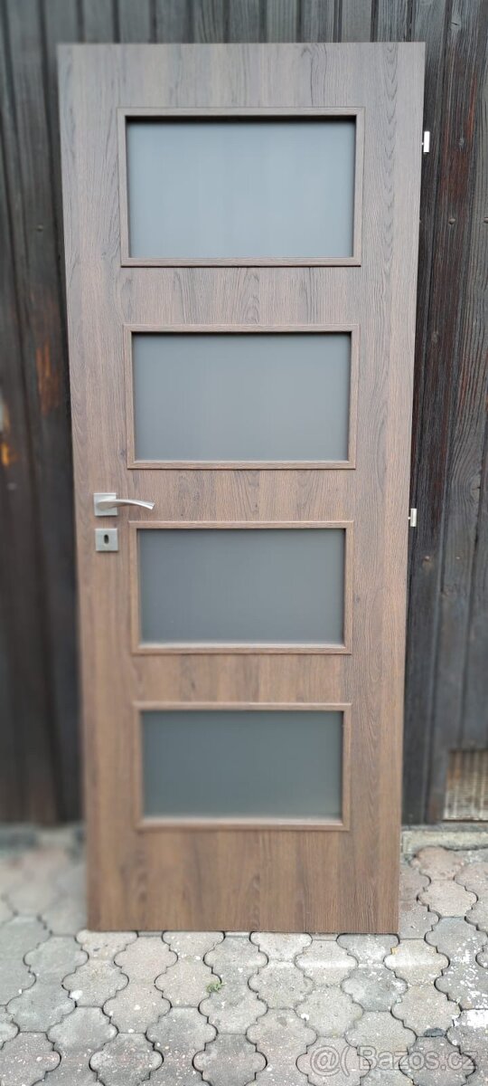 Interiérové dveře prosklené včetně kování