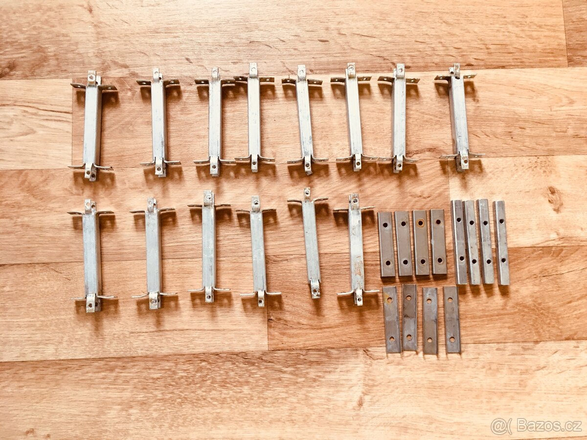 Vzpěry pro konstrukci antény.