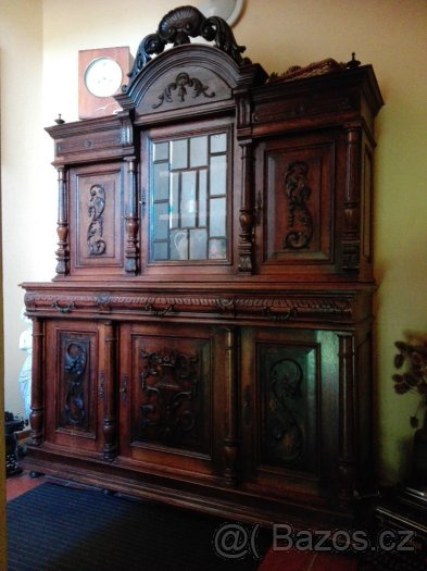 Starožitný příborník.