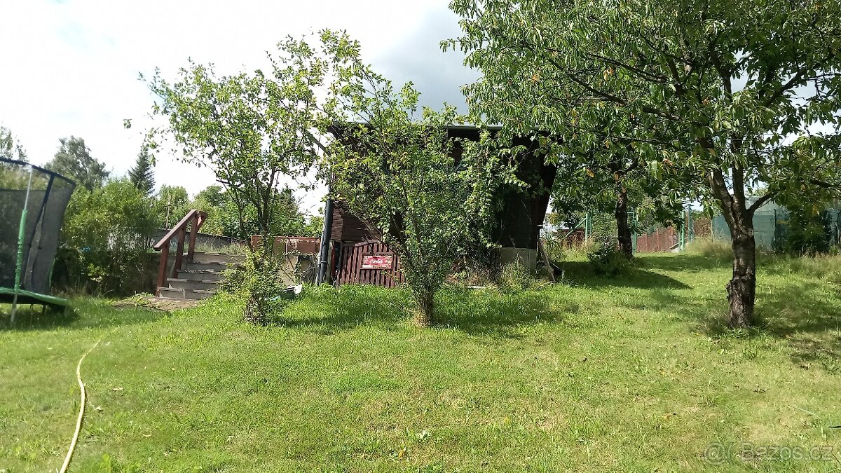 Staveb.pozemek s chatkou