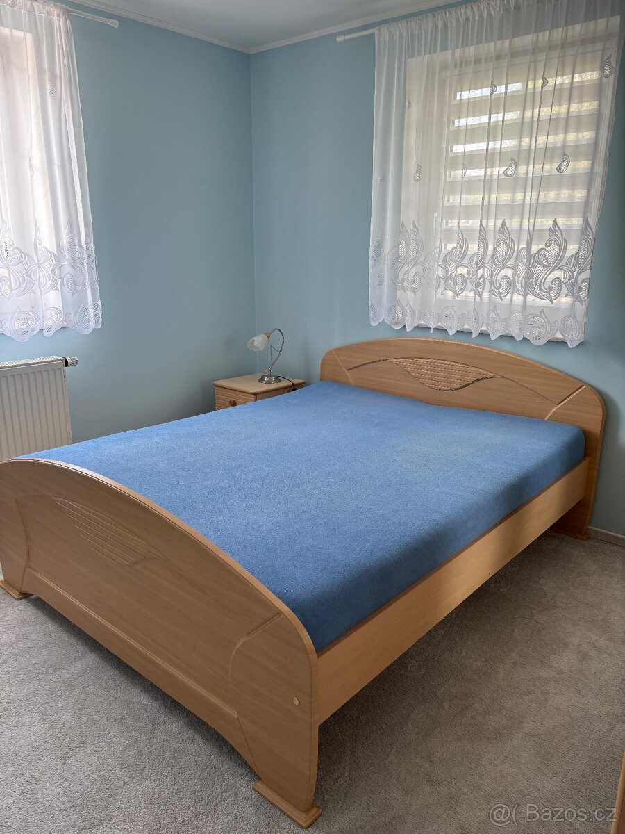 Ložnice z masívu