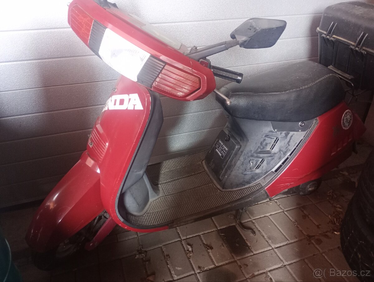 Honda lead 50 retro