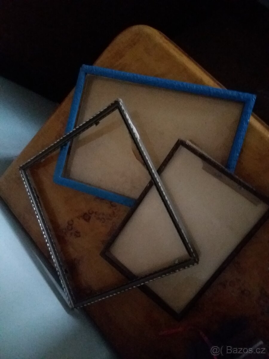 staré rámy z obrazů