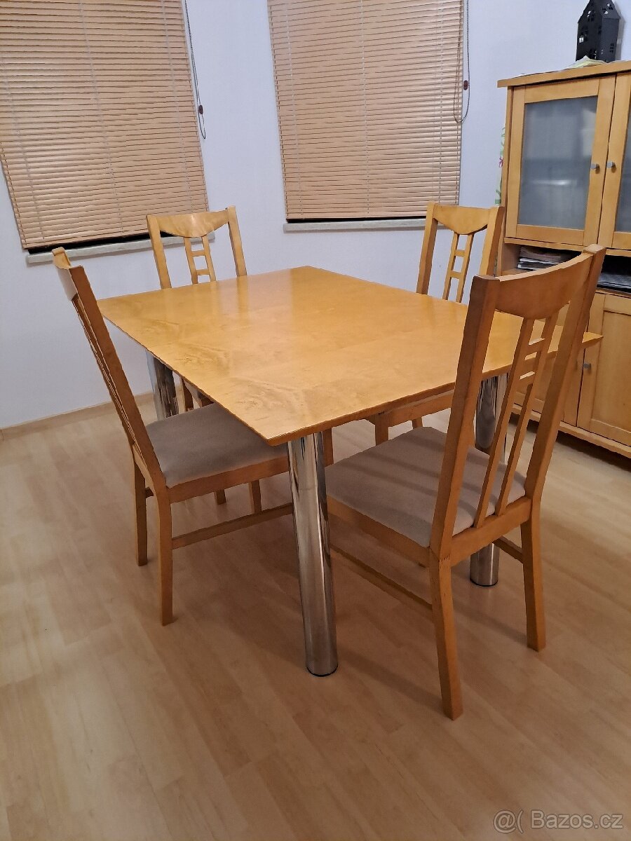 Masivní rozkládací kuchyňský stůl