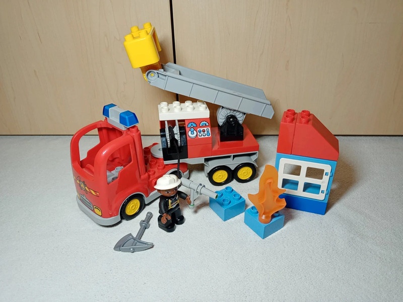 lego duplo hasičské auto