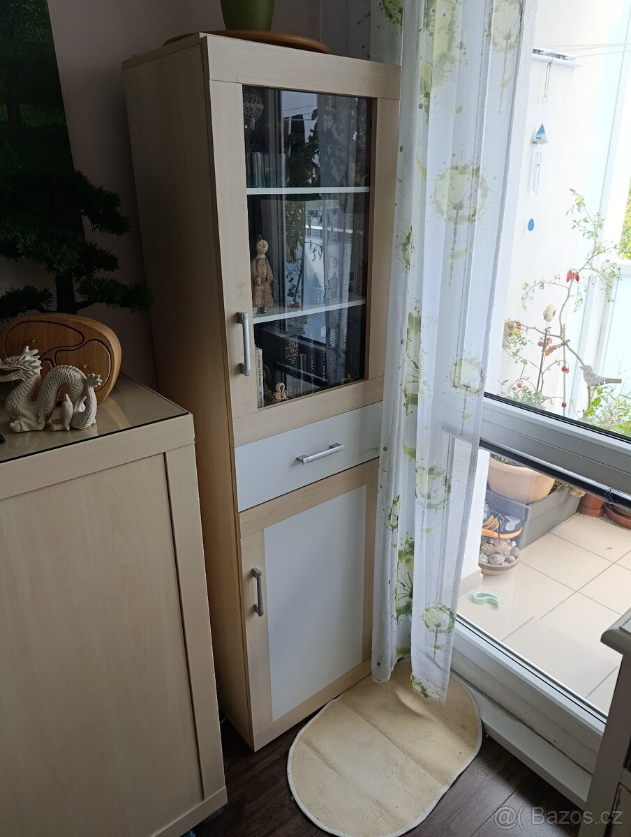 Vysoká prosklená skříňka / vitrína (dekor bříza a bílá)