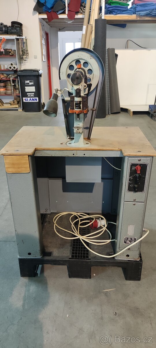 Děrovačka, kroužkovačka, nýtovačka Sázavan.