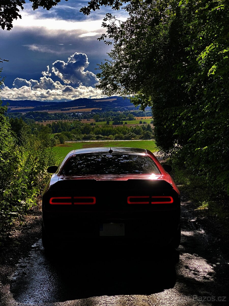 Zadní světla Dodge Challenger - předělání US svícení na EU