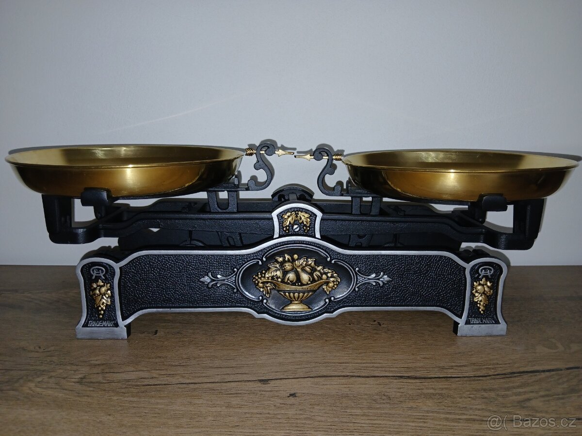 Staré váhy.Květiny.