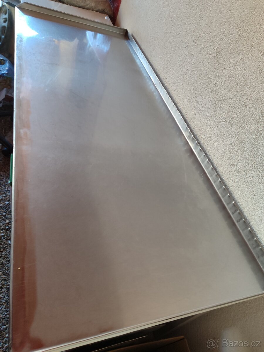 Stůl s nerezovou deskou