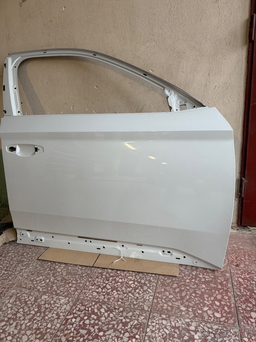 Škoda Superb pravé přední dveře