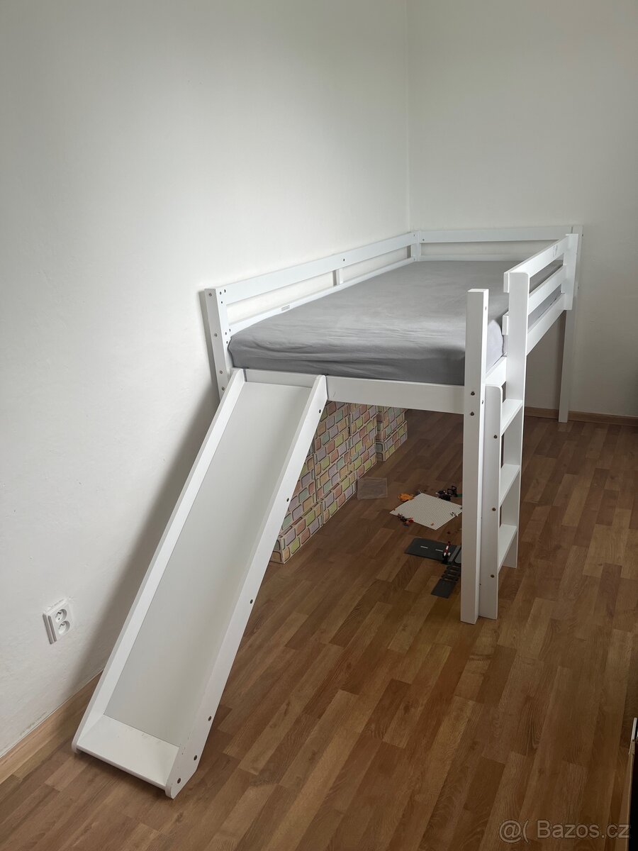 Vyvyšena postel se skluzavkou