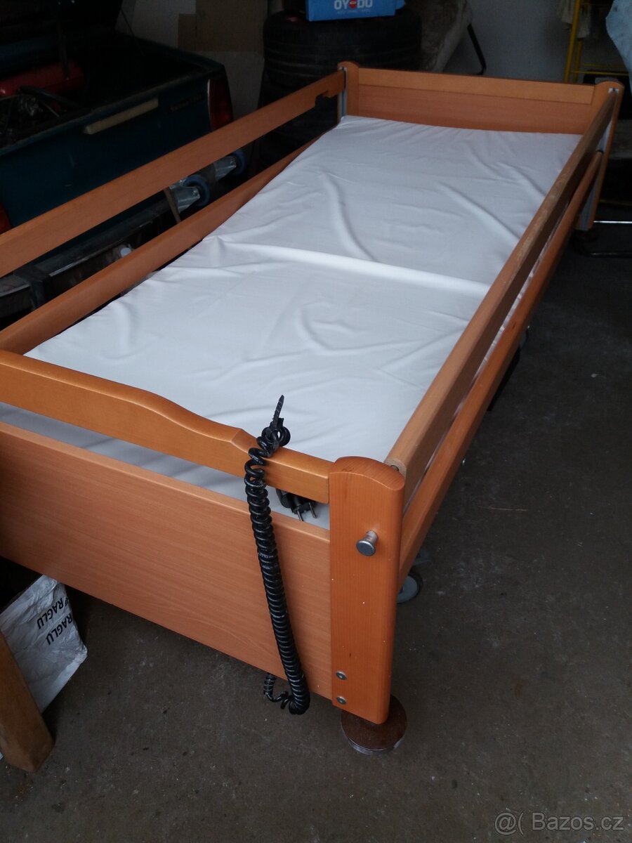 zdravotní postel