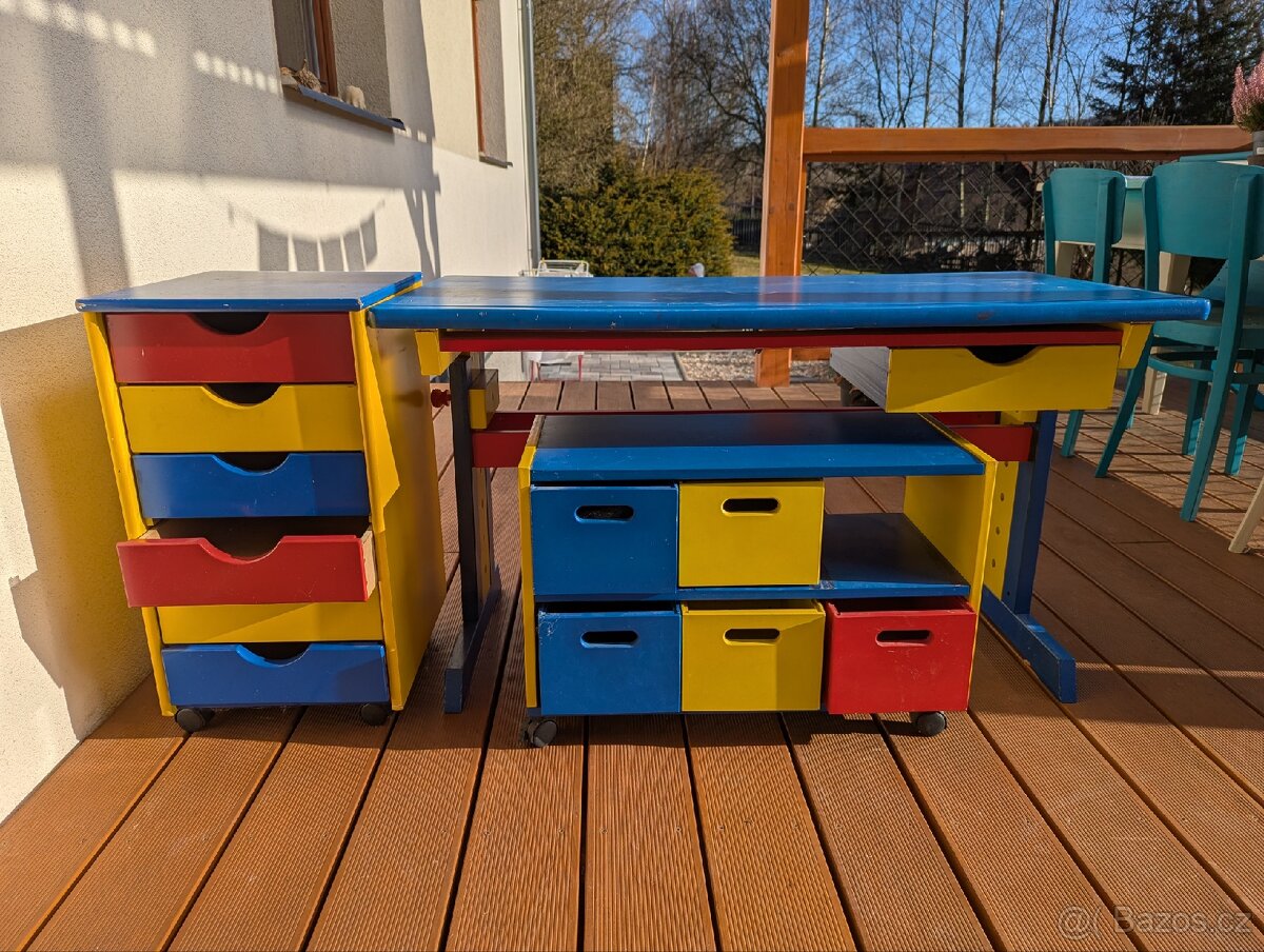 Dětský barevný stůl na kreslení včetně 2 komod